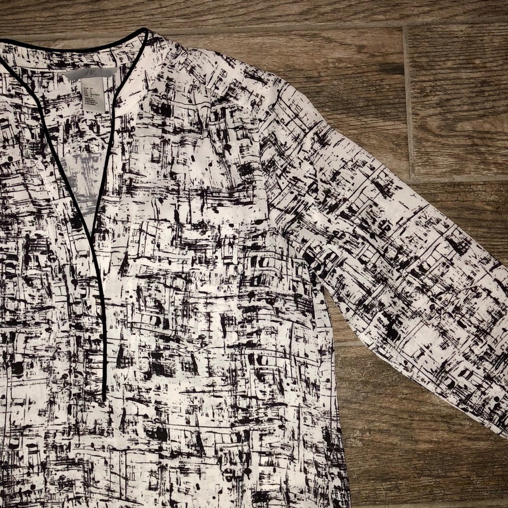 H&M white and black blouse